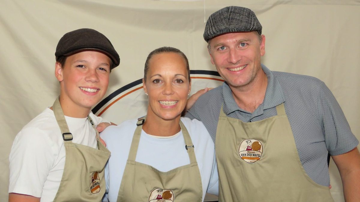Familjen bakom Meneer van der Wafel i sina förkläden